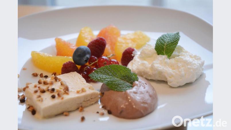 Das Dessert von Menü 2: Helles und dunkles Mousse au Chocolat mit Orangen-Grapefruit-Salat und Florentiner Parfait. Bild: Gabi Schönberger