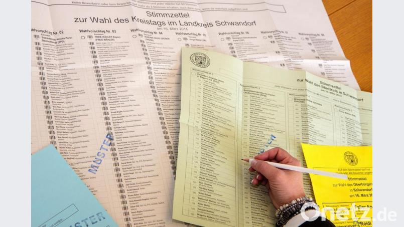 Schon bei der Kommunalwahl 2014 stand auf den Wahlzetteln zum Kreistag (weißer Zettel im Bild) eine Bürgerliste, auf der einige CSU-Mitglieder kandidierten. Bild: Hösamer