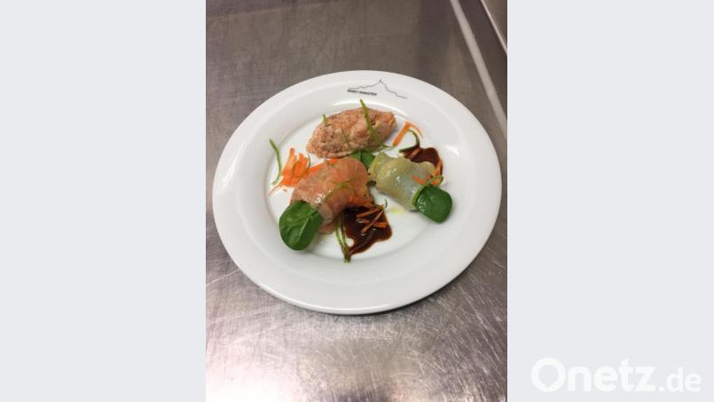 Die marinierten Spinatblätter werden mit Fischfiletscheiben umwickelt und mit Karotten- und Limetten-Julienne bestreut. Dazu gesellt sich Lachstatar. Bild: Schiffer