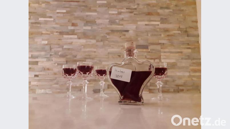 Aus einer schönen Flasche und edlen Gläsern schmeckt der selbst angesetzte Likör gleich noch einmal so gut. Bild: myd