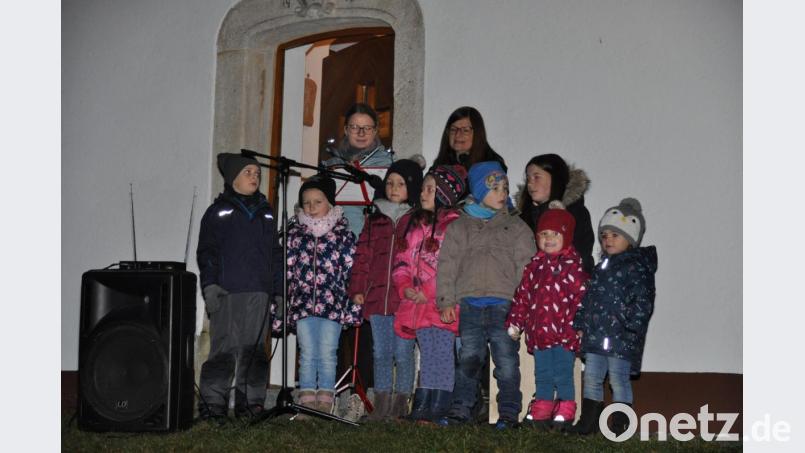 Mit Gedichten und Liedern stimmten die Kinder und eine Instrumentalgruppe an der Witzlasreuther Kapelle auf die Adventszeit ein. Bild: ak