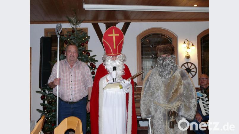 Im Laufe des Nachmittags schauten auch der Nikolaus und sein Knecht Ruprecht bei den Senioren vorbei. Bild: kgg