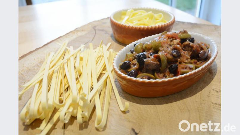 Heiß muss das Lammragout serviert werden. Dazu passen am besten Tagliatelle. Bild: Gabi Schönberger