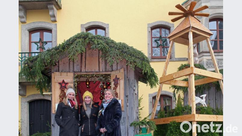Katharina Freiin von Podewils, Alexandra Freiin von Podewils und Eva Freifrau von Podewils (von links) organisieren das Wildenreuther Weihnachtsmärchen. Einige Buden und Weihnachtspyramiden sind schon aufgebaut. Bild: Susanne Forster