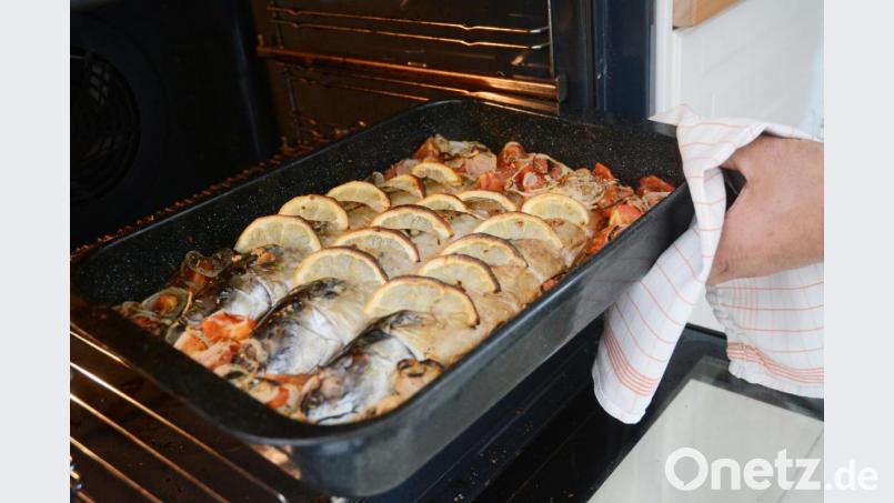 Das Fischfleisch wird diagonal eingeschnitten, so wird es schneller gar. In die Schlitze kommen Zitronenscheiben. Bild: Gabi Schönberger