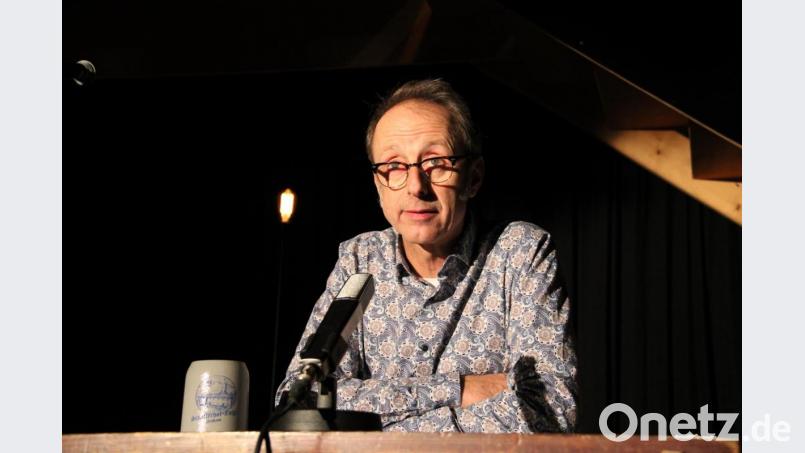 Einen kurzweiligen Abend, an dem viel gelacht wird, beschert Schafferhof-Wirt Reinhard &quot;Kitty&quot; Fütterer seinen Gästen bei der Lesung seiner autobiografischen Anekdoten und Kurzgeschichten auf eigener Bühne Bild: prh