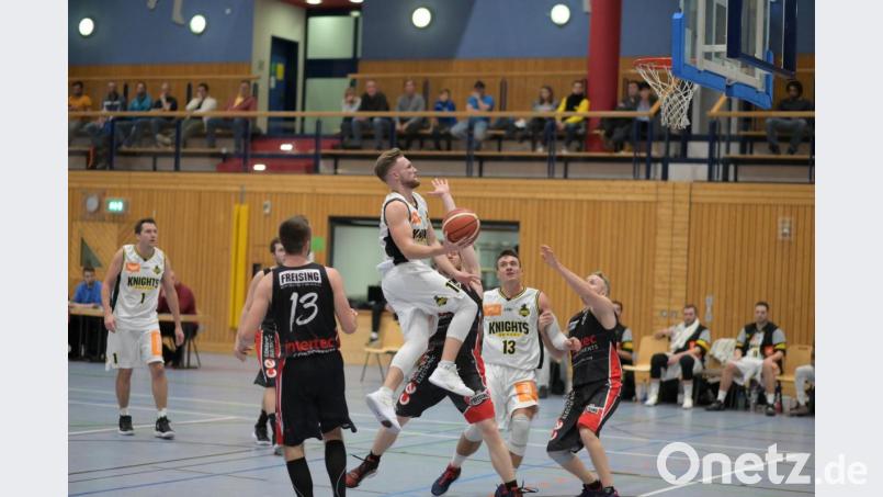 Walter Geiger auf dem Weg zum Korb ist nicht zu stoppen von der Abwehr des TSV Freising. Rechts beobachtet Wladimir Spulin (Nr. 13) die Aktion, links Ambergs Neuzugang Oliver Leuchte. (Nr. 1). Bild: ref