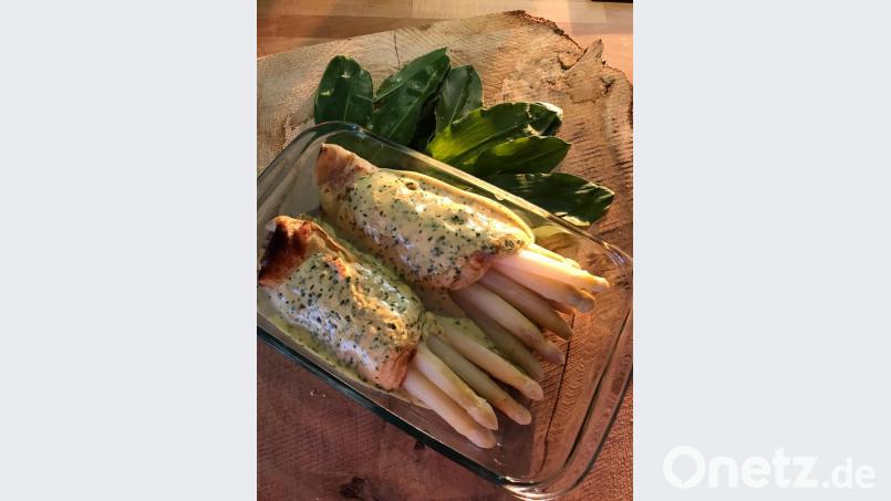 Die klassische Béarnaise bekommt durch den Bärlauch ihr besonderes Aroma. Sie passt hervorragend zu Spargel und Schinkenpfannkuchen. Bild: Schiffer