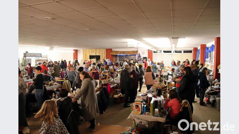 Der Abendflohmarkt in der Kirchenthumbacher Heberbräuhalle lockt zahlreiche Gäste an. Bild: jma