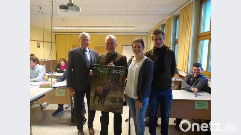 Georg Meyer und Alwin Kleber (von links) teilten den Kalender aus. Bild: exb