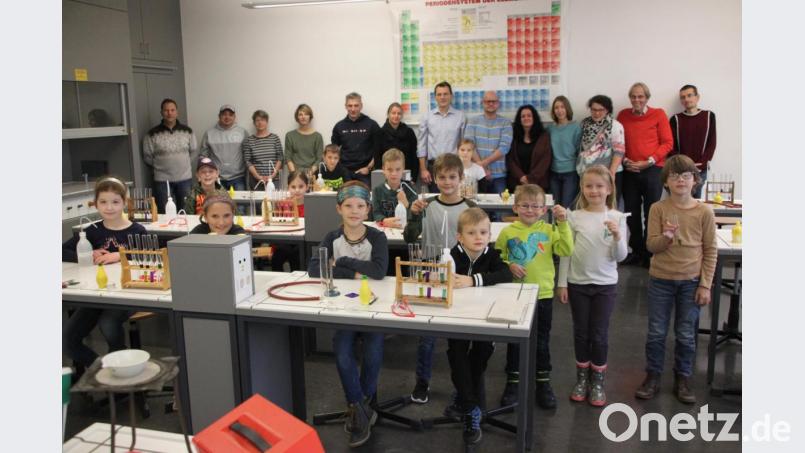 Chemie und Bionik standen an drei Wochenenden im Stiftland-Gymnasium auf dem Stundenplan. Die Kurse der „MINT-Offensive“ waren gut besucht. Das Bild zeigt die Teilnehmer an einem der Chemie-Kurse. Bild: den