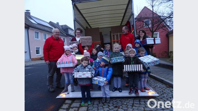 Die Kinder des Kinderhaus Konnersreuth beim Beladen des Lkw. Bild: Kinderhaus Konnersreuth/exb