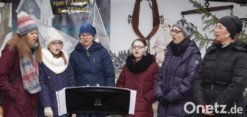 Das Vokal-Ensembles der Städtischen Sing- und Musikschule unter der Leitung von Regina Brandhuber sorgte für die musikalische Untermalung des Krippenweg-Eröffnung. Bild: mfh