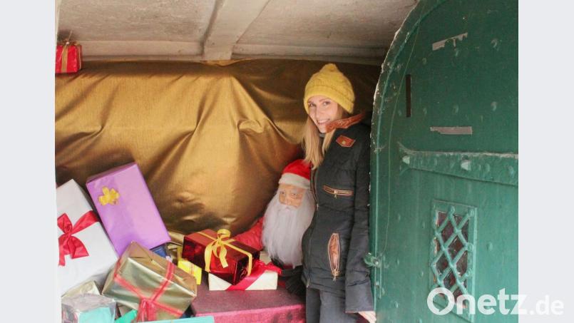 Alexandra Freiin von Podewils zeigt das Versteck des Weihnachtsmanns in einem Kellerraum des Schlosses. Die aufgestapelten Geschenke werden von der Familie selbst mit Geschenkpapier und bunten Bändern umhüllt. Bild: Susanne Forster