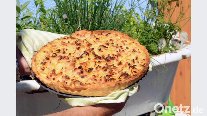 Goldbraun und knusprig kommt der Elsässer Zwiebelkuchen aus dem Backofen. Bild:  Gabi Schönberger