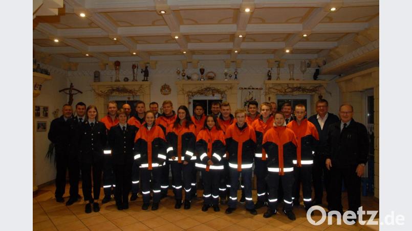 Die erfolgreichen jungen Teilnehmer der Feuerwehr-Prüfung mit Kreisbrandinspektor Hubert Blödt (rechts). Bild: pop