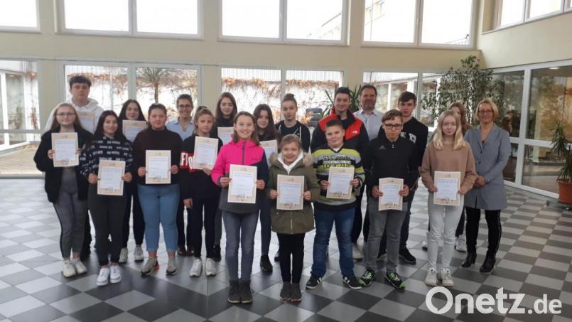 Rektorin Christine Wiesend (rechts) bedankte sich bei den Vorlesen der Mittelschule mit Urkunden. Bild: jzk