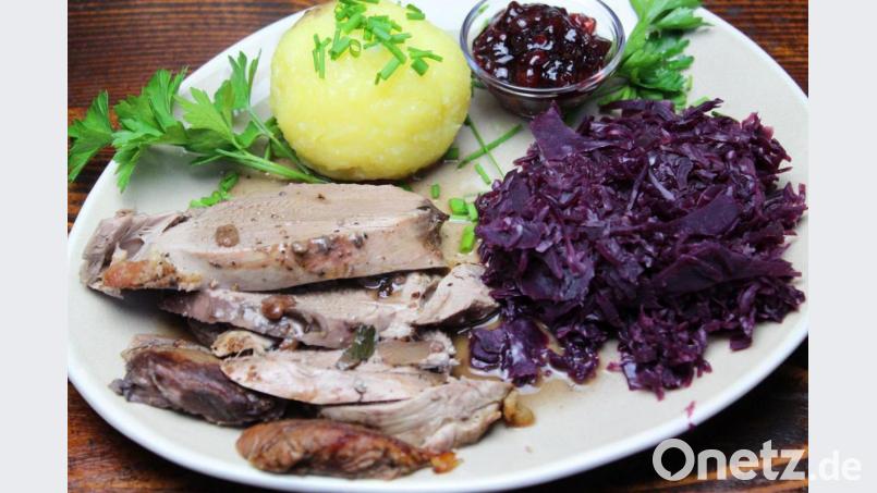 Mit Blaukraut, Knödel und Preiselbeeren schmeckt Reh besonders lecker. Bild: Matthias Würfl