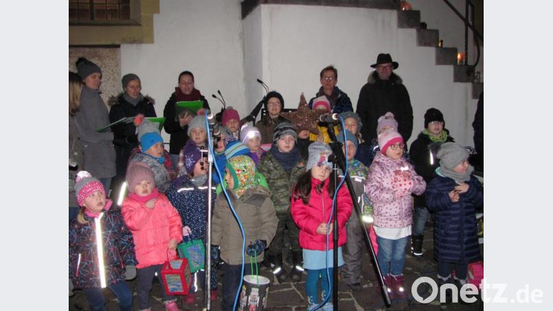 Der Kinderchor bezaubert mit seinem erfrischenden Vortrag die Zuschauer, darunter natürlich auch die Eltern, Omas und Opas. Bild: sei
