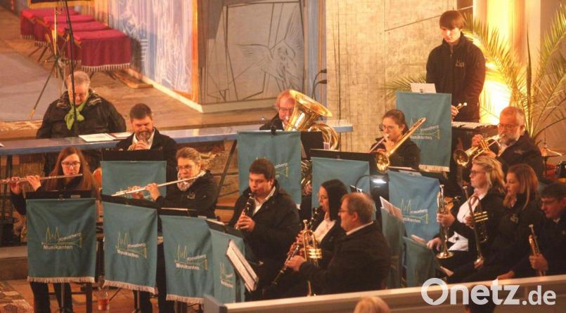 "Frohe Weihnachten" wünschten die Kreuzbergmusikanten den Besuchern des Adventskonzerts in der Kreuzbergkirche. Bild: Hirsch