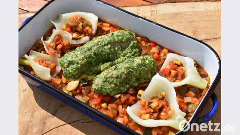 Aus vielen Kräutern und Parmesan wird die Masse gefertigt, die auf den Lammrücken verteilt wird. In die Fenchelpfeifen kommt Ratatouille. Bild: Schiffer