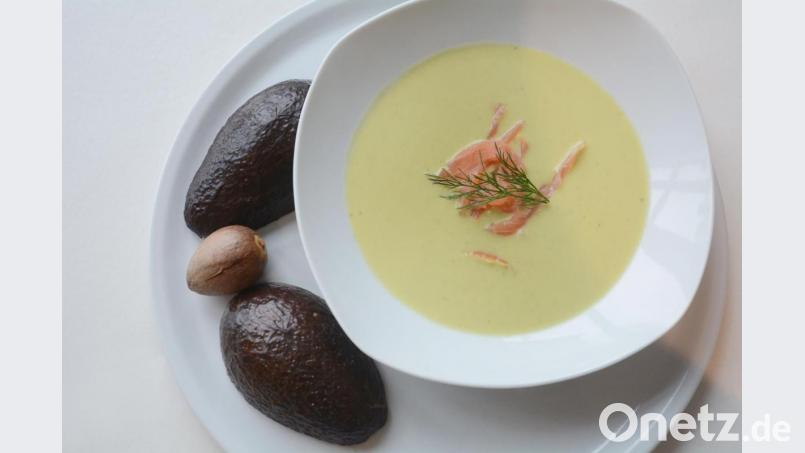 Die Avocadosuppe wird mit Räucherlachs und Dill verfeinert. Bild: Gabi Schönberger