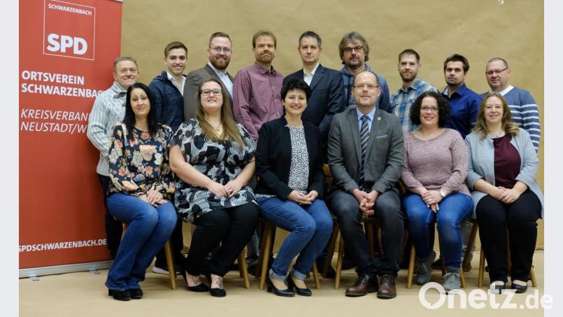 Die SPD nominiert die Bewerber für den Gemeinderat Schwarzenbach.Thorsten Hallmann (sitzend, Vierter von links) will wieder den Chefsessel im rathaus erobern. Bild: hal