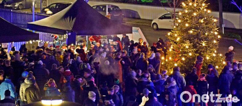 Der Blick auf den Dorfplatz zeigt es –Pirk leuchtet. Bild: zer