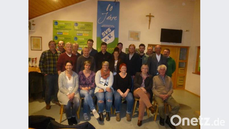 Der SV Schwarzhofen hat wieder eine Führungsriege. Unser Bild zeigt die Vorstands-Mitglieder nach der Wahl. Bild: mad