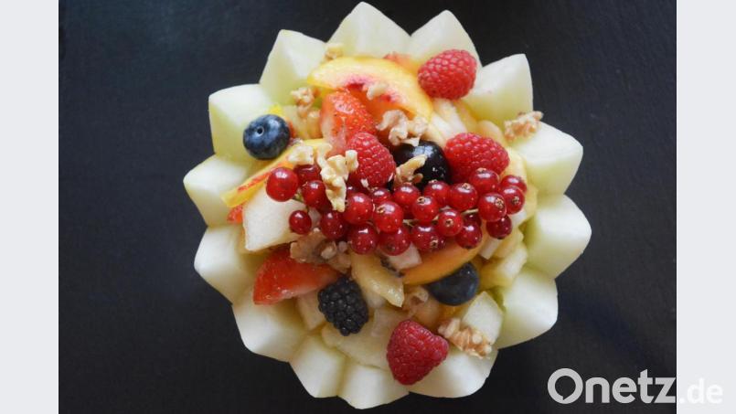 Eine bunte Vielfalt an Obst der Saison findet in der Melonen-Schale Platz. Bild: Gabi Schönberger