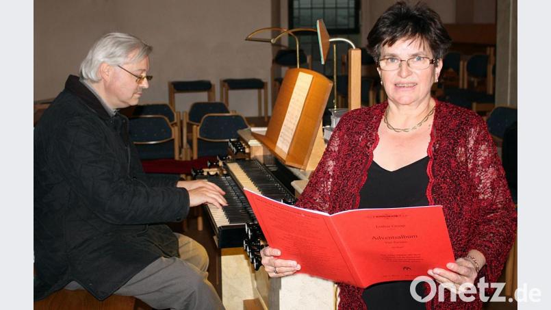 Die beiden Künstler die beim Benefizkonzert in der St. Erhardkirche auftraten. An der Orgel Andreas Kunz und rechts Hildegard Zoltziar. Bild: zer