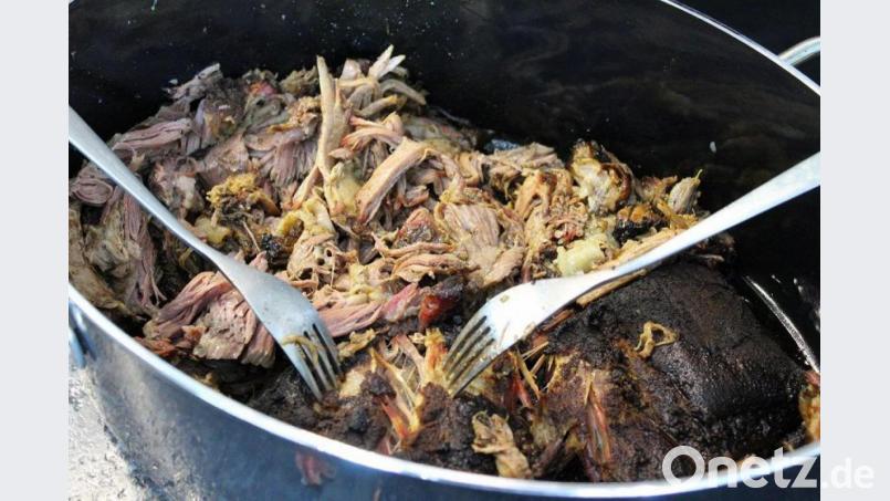 Gleich gibt es einen Beef-Ribs-Burger, davor wird das Fleisch noch „gepulled“, auf Deutsch zerrupft. Bild: Matthias Würfl