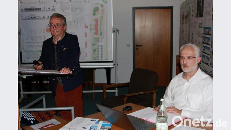 Bei der Bürgerversammlung wurde Bürgermeister Toni Dutz vom Geschäftsführer Thomas Weiß (rechts) unterstützt. Bild: wro