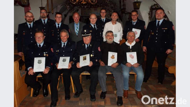 Beim Kameradschaftsabend wurden langjährige Mitglieder für ihre Treue geehrt: 65 Jahre ist Johann Zinnbauer (sitzend, Dritter von rechts) dabei, 60 Jahre gehört Michael Lautenschlager (sitzend, Zweiter von rechts) zur Kümmersbrucker Wehr. Bild: e