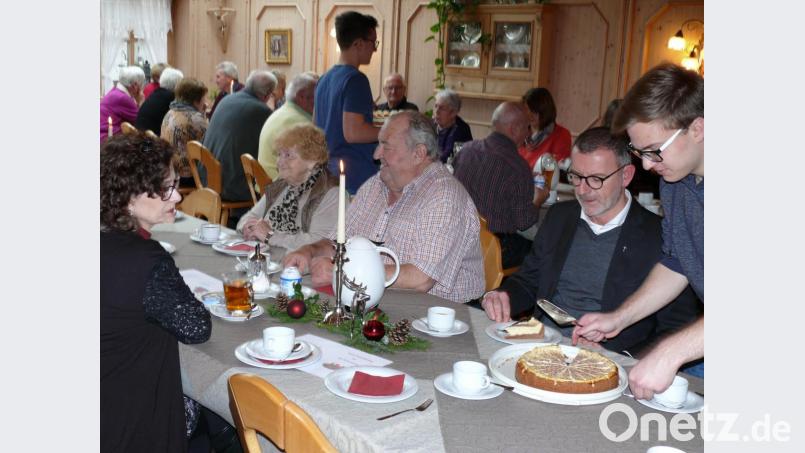 Beim adventlichen Seniorennachmittag wurden die Gäste von Mitgliedern der KLJB mit Kaffee und Kuchen bewirtet. Bild: kgg