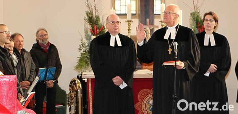 Pfarrer Klaus Keyser, Regionalbischof Klaus Stiegler und Pfarrerin Ulla Knauer bei der Segnung zur Wiedereinweihung der evangelischen St. Stephanus-Kirche. Bild: gru