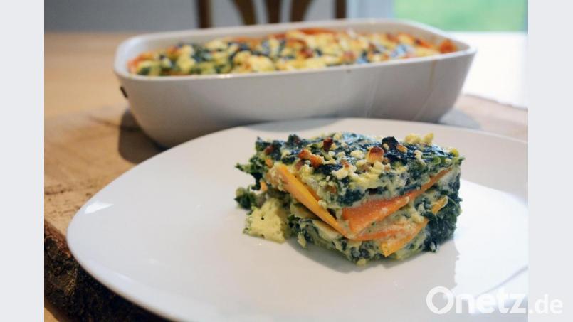 Aus Süßkartoffelscheiben und einer leckeren Spinatzubereitung entsteht eine köstliche Lasagne. Bild: Gabi Schönberger