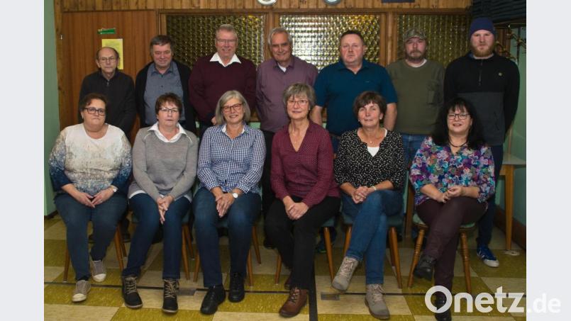 Insgesamt 14 Männer und Frauen kandidieren für die SPD für die Kommunalwahlen 2020. Die Genossen setzen weiter auf Manfred Kratzer (hinten, Mitte) als Bürgermeister. Bild: exb