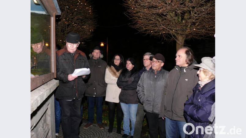 Heimatpfleger Robert Treml (links) erläuterte die acht Darstellungen. Bild: kgg