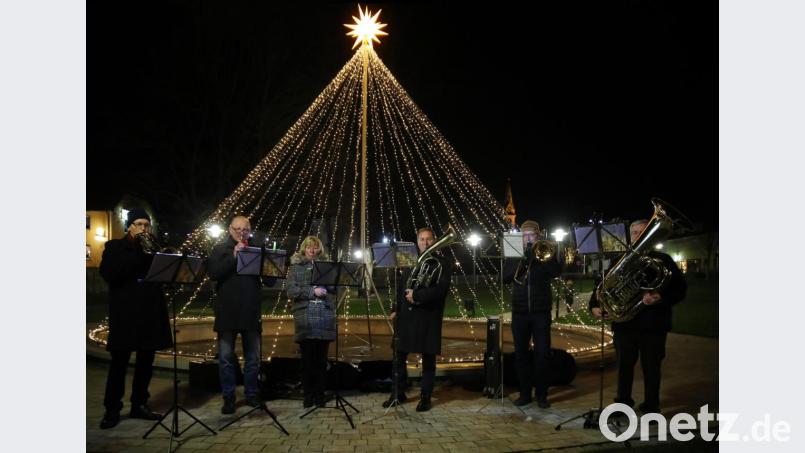 vor der Weihnachtspyramide im Stadtpark gab der evangelische Posaunenchor das erste Adventskonzert. Bild: JOCHEN NEUMANN 
ERBENDORF
