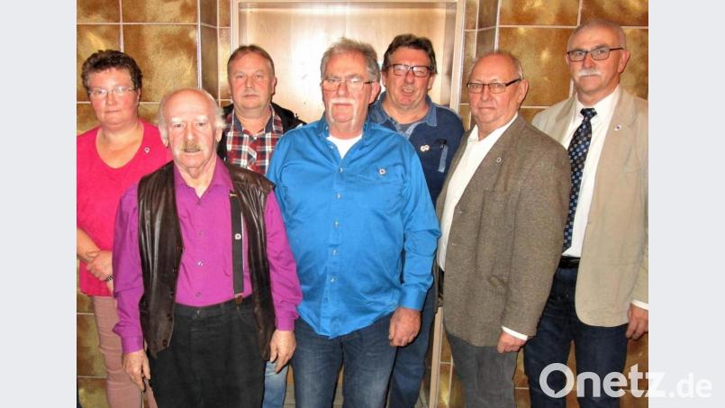 Wolfgang Specht, Vorsitzende des Grafenwöhrer Fischereivereins (rechts), informiert die Mitglieder über die Aktivitäten im abgelaufenen Berichtsjahr und bedankte sich bei langjährigen Mitgliedern für ihre Treue. Urkunden sowie die Ehrennadeln in Gold überreicht ihnen Josef Biersack (Zweiter von rechts) Bild: rgr