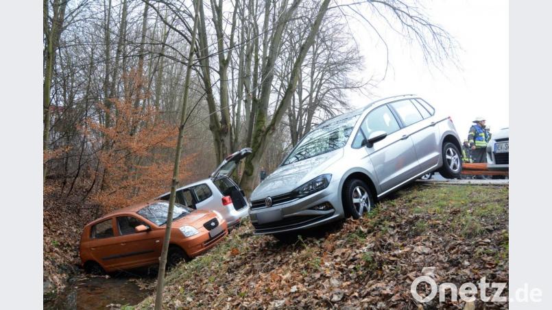 Zwei der Autos landeten im Bach, eines blieb an der Böschung hängen. Die Polizei schätzt den Schaden auf 40.000 Euro. Bild: Gabi Schönberger
