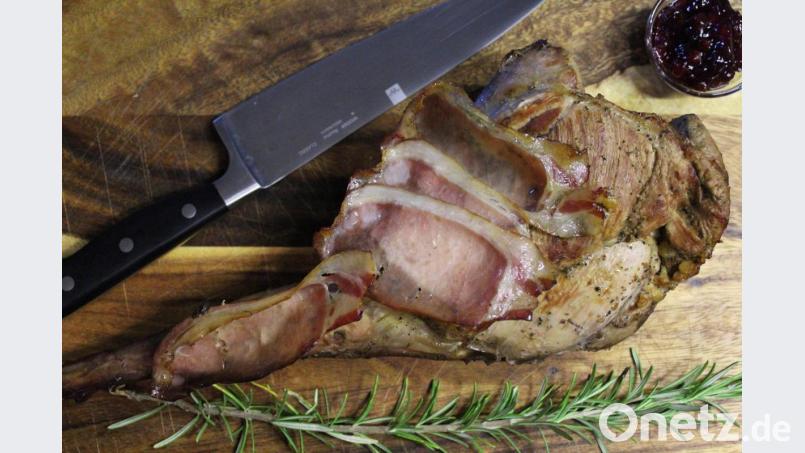 Zum Schmoren wird die Keule mit Speck bedeckt. Bild: Matthias Würfl