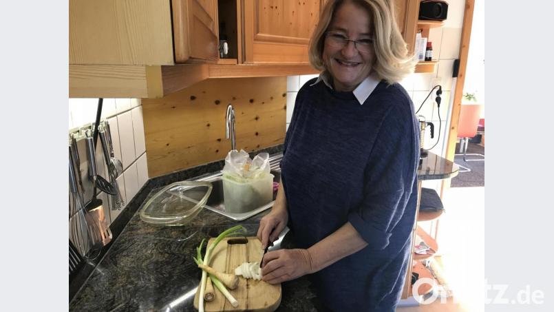 Dorit Schmid kocht ihren „Wintereintopf“, einen aufgepeppten Pichelsteiner. Bild: eig