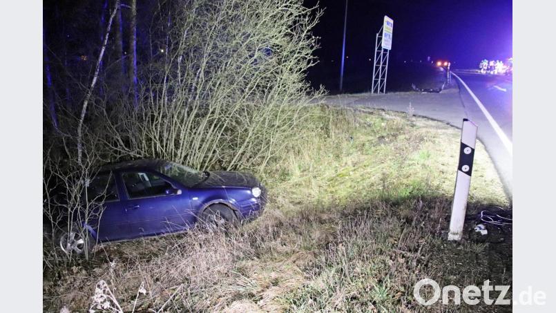 Der Golf des Unfallverursachers bleibt im Graben liegen. Bild: jma