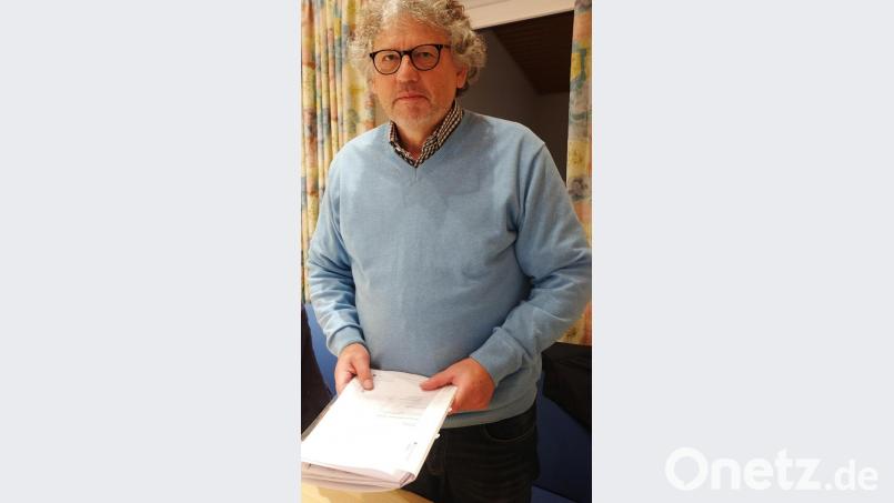 Niederlassungsleiter/Prokurist vom Ingenieurbüro Weiß/Neunburg, Winfried Legl, erläutert die Planung und den Trassenverlauf des Ringschlusses von Freihöls über Holzhaus nach Hohenirlach für den Zweckverband zur Wasserversorgung der Pretzabrucker Gruppe mit dem Gesamtkostenaufwand von rund 740.000 Euro. Bild: ohr