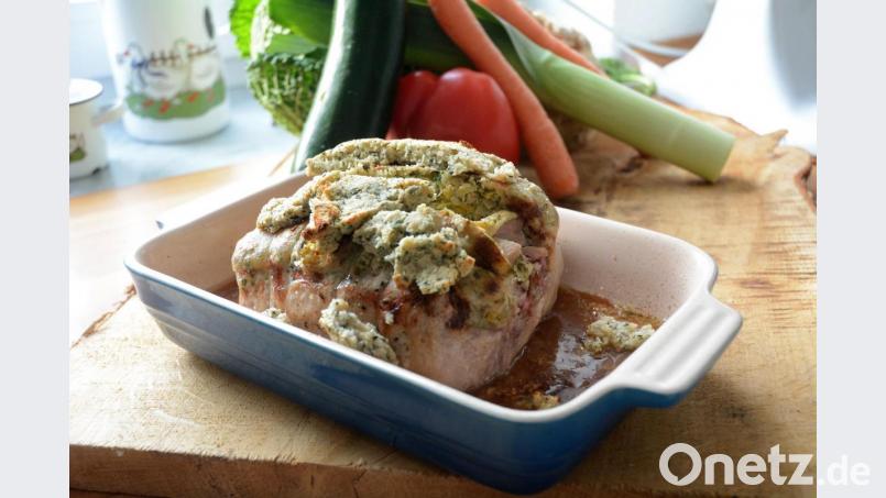Der gefüllte Lammrücken wird im Schweinenetz gebraten. Bild: Gabi Schönberger