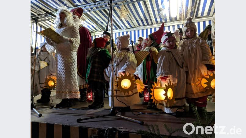 Die Himmelsboten Christkind, Nikolaus, Engel und Zwerge beschenken die Sprösslinge mit etwa 500 Päckchen. Bild: kwl