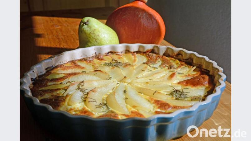 Unter Pergamentpapier wird das Gratin gar. Nach weiteren 30 bis 40 Minuten im Ofen hat es seine goldbraune Farbe. Bild: Gabi Schönberger