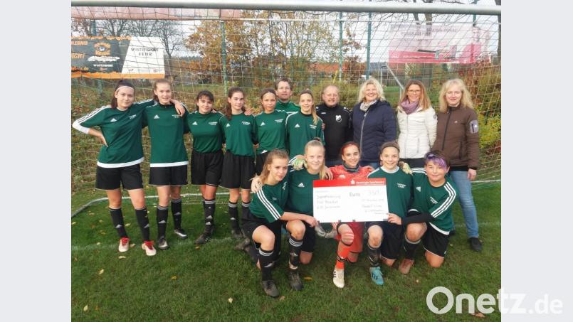 Mit der Spende wird die Jugendförderung des TSV Neudorf unterstützt. Bild: exb